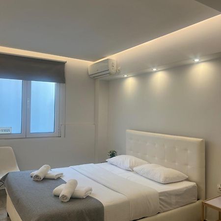 Purple- Lux Studio 2' From Metro Petralona Athens Exterior photo