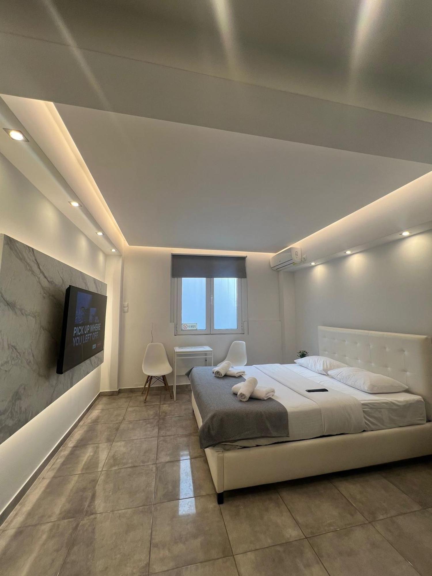 Purple- Lux Studio 2' From Metro Petralona Athens Exterior photo